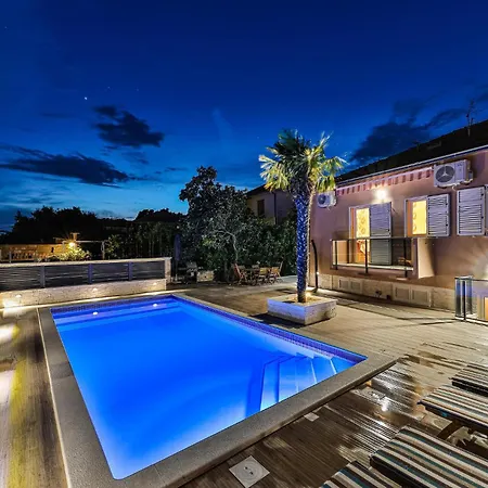 3 Bedroom In Kastel Gomilica Apartamento *
