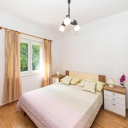 Apartment Gorgeous Home In Kastel Gomilica With Wifi Kastela