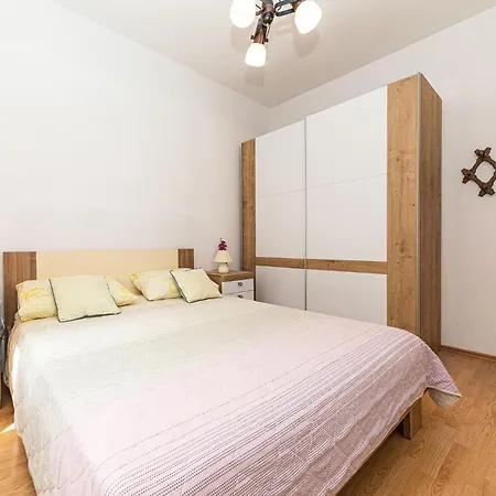 3 Bedroom In Kastel Gomilica Apartamento *