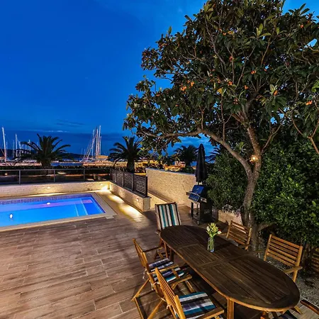 3 Bedroom In Kastel Gomilica Apartamento *