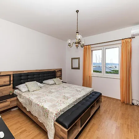 3 Bedroom In Kastel Gomilica *