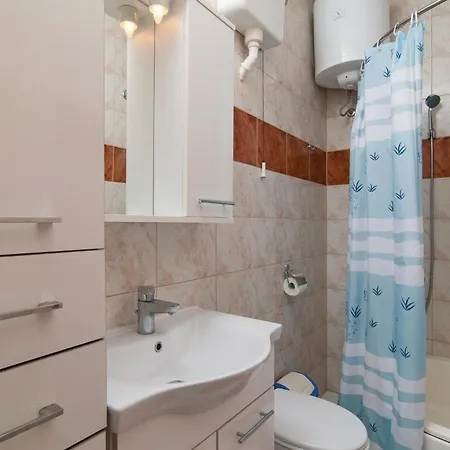3 Bedroom In Kastel Gomilica