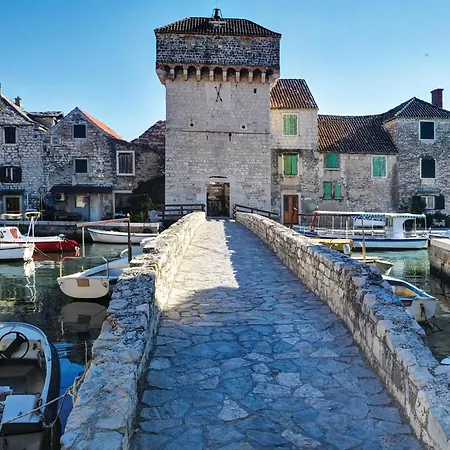 Apartment Gorgeous Home In Kastel Gomilica With Wifi