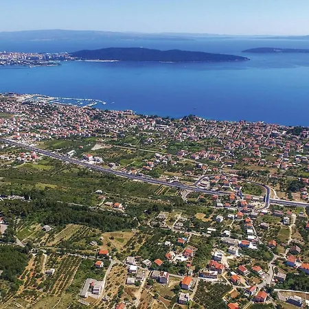 3 Bedroom In Kastel Gomilica Apartamento